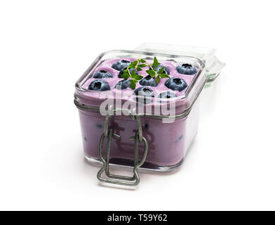 Frische Blaubeeren Joghurt im Glas isoliert auf weißem Stockfoto