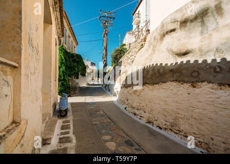 Schöne alte Straße in Kokkari auf Samos, Griechenland Stockfoto