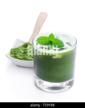 Hausgemachte Eistee Matcha Latte Tee isoliert auf weiss Stockfoto