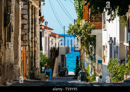 Die Insel Samos, Griechenland - 12. September 2017: Schöne alte Straße in Kokkari auf der Insel Samos in Griechenland Stockfoto