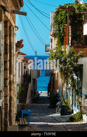 Die Insel Samos, Griechenland - 12. September 2017: Schöne alte Straße in Kokkari auf der Insel Samos in Griechenland Stockfoto