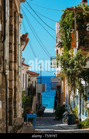 Die Insel Samos, Griechenland - 12. September 2017: Schöne alte Straße in Kokkari auf der Insel Samos in Griechenland Stockfoto