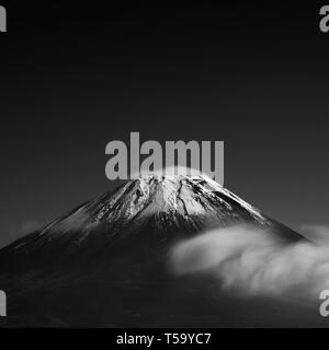 Blick auf Mount Fuji mit Wolken, Yamanashi Präfektur, Japan Stockfoto