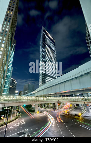 Bürogebäude in der Gegend Shiodome bei Nacht, Tokio, Japan Stockfoto
