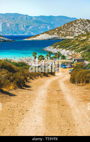 Die Insel Samos, Griechenland - 15. September 2017: Schöne Livadaki Strand, Touristen genießen einen schönen Sommertag auf der Insel Samos in Griechenland Stockfoto