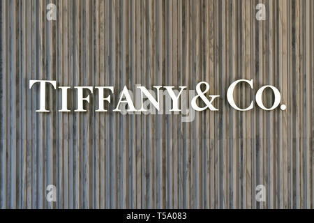 SANTA MONICA, CA/USA - April 18, 2019: Tiffany & Company Store Exterieur. Tiffany's ist eine US-amerikanische multinationale Luxus Schmuck und Fachhändler. Stockfoto
