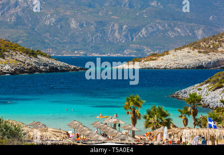 Die Insel Samos, Griechenland - 15. September 2017: Schöne Livadaki Strand, Touristen genießen einen schönen Sommertag auf der Insel Samos in Griechenland Stockfoto