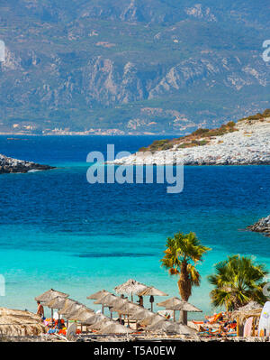 Die Insel Samos, Griechenland - 15. September 2017: Schöne Livadaki Strand, Touristen genießen einen schönen Sommertag auf der Insel Samos in Griechenland Stockfoto