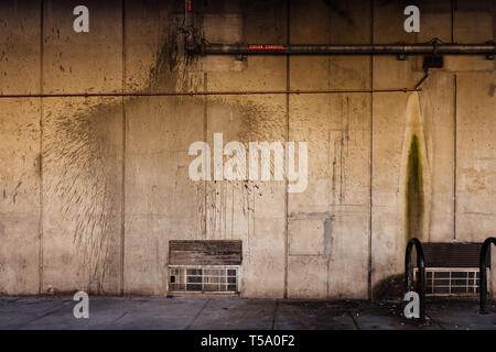 Ablaufschlauch Fleck an der Wand Stockfoto