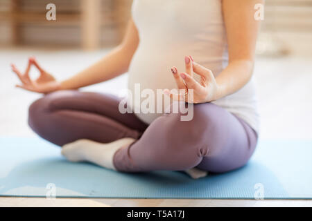 Schwangere Frau meditieren Closeup Stockfoto