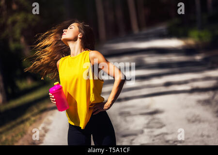 Porträt der jungen Frau passen. Fitness Concept Stockfoto