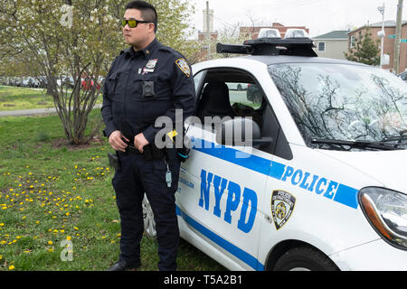 Porträt einer chinesisch-amerikanische Polizei auf Aufgabe an eine Grille Turnier in Baisley Pond Park in Jamaica, Queens, New York City. Stockfoto