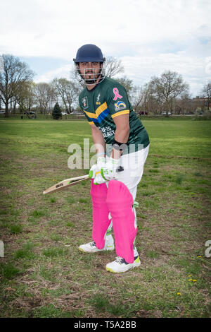 Ein pakistanischer American Grille Batsman in seinem 20er posieren für ein Foto an einem Turnier in Baisley Pond Park in Jamaica, Queens, New York City. Stockfoto