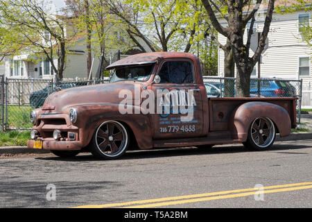 A 1955 Chevy Pick-up-Truck von Astoria verwendet Sounds. In Jamaica, Queens, New York City geparkt. Stockfoto