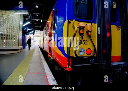 London, Großbritannien, 17. April 2019: Südwesten Zug am Bahnsteig Bahnhof Waterloo mit Passagier entlang Plattform Stockfoto