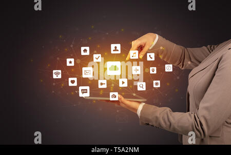 Weibliche Hand berühren Tablet mit Application Icons oben Stockfoto