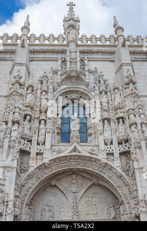 Details der südlichen Portal des Kloster Jeronimos - Hieronymus-kloster in Belem Viertel in Lissabon, Portugal Stockfoto