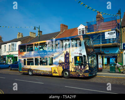 Ein Double Decker Bus Midddlsbrough zu Whitby in Guisborough North Yorkshire der Bus in Werbe-Bilder von Sehenswürdigkeiten in Whitby abgedeckt Stockfoto