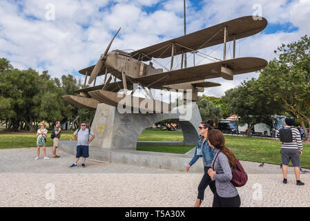 Replik von Fairey III-D MkII Wasserflugzeug - Denkmal für erste Antenne Überquerung des South Atlantic in Lissabon, Portugal Stockfoto