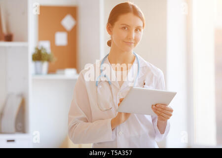 Ärztin im Sonnenlicht Stockfoto