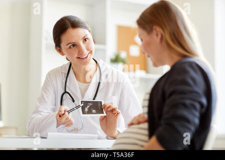 Geburtshelfer mit Ultraschall Bild Stockfoto
