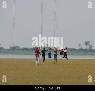 Gruppe von Mädchen der Sprung auf die Wiese tagsüber, glückliche Menschen, die zusammen reisen Freude Spaß am schönen Sommer Urlaub Reisen, Outdoor Lifestyle Asien Stockfoto