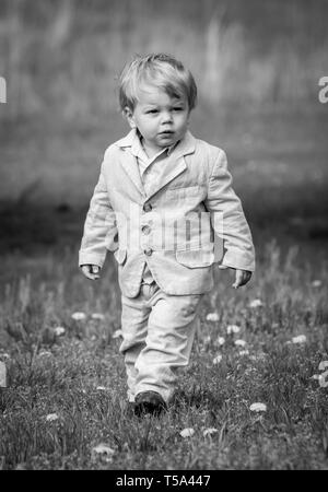 Little Boy in Ostern Anzug Stockfoto