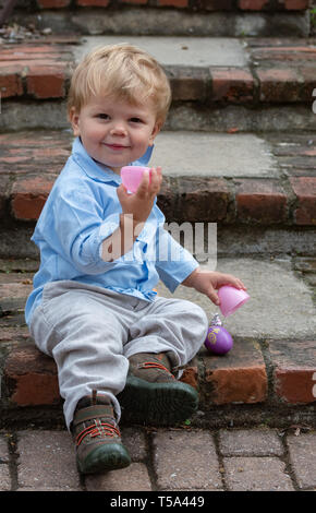 Little Boy in Ostern Anzug Stockfoto