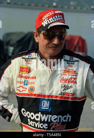 Dale Earnhardt in den Garagen im Südlichen 500 Wochenende in Darlington Raceway September 1998 Stockfoto