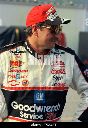 Dale Earnhardt in den Garagen im Südlichen 500 Wochenende in Darlington Raceway September 1998 Stockfoto