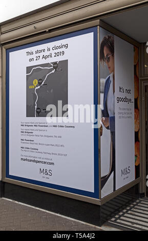 Ein Plakat zur Ankündigung der Schließung von Marks und Spencer's Shop in der Nähe von Weston-super-Mare, Großbritannien. M&S hat ein Geschäft in der Innenstadt hatte seit 1907. Stockfoto