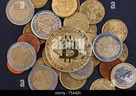 Physische Version von Bitcoin, neue virtuelle Geld. Golden symbolische Münzen von Bitcoins auf Euro-münzen. Exchange Bitcoin. Konzept weltweit cryptocurrency. Stockfoto