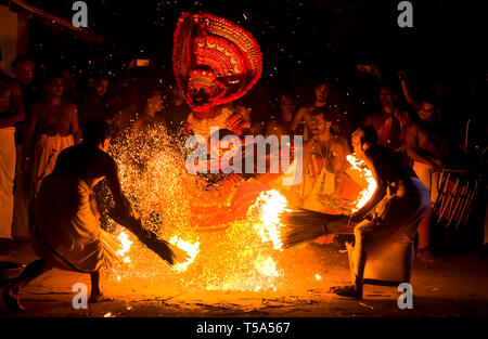 Theyyam (Teyyam, Theyam, Theyyattam) ist ein beliebtes Ritual Form der Anbetung in Kerala, dieses Bild zeigt Kathivanoor veeran theyyam Stockfoto