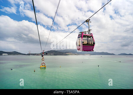 Luftseilbahn über Meer in Nha Trang, Vietnam. Stockfoto