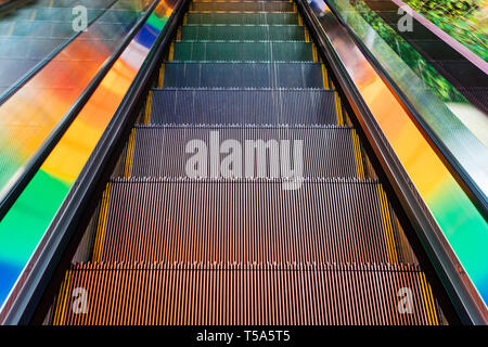 Metall Treppen eines leeren Rolltreppe. Bunte Schritte. Stockfoto