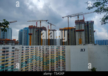 Krane und öffentlichen Wohnungsbau im Bau hinter Pak Tin Immobilien in Shek Kip Mei, Hong Kong. Stockfoto