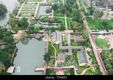 Luftaufnahme von Vietnam alte Tu Duc königliche Grab und die Gärten von Tu Duc Kaiser in der Nähe von Hue, Vietnam. Ein Unesco Weltkulturerbe. Stockfoto