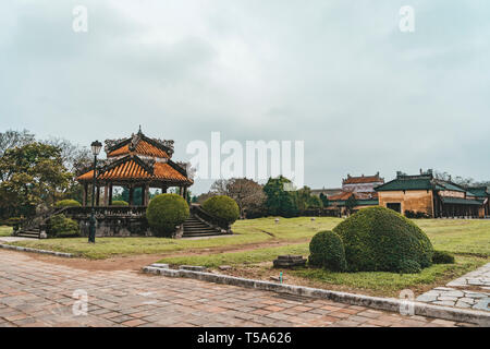 Schöne Sicht der traditionellen Vietnamesischen Pavillons auf blauer Himmel im Garten der kaiserlichen Stadt auf Sommer sonnigen Tag in Hue, Vietnam. Der Farbton ist ein Stockfoto