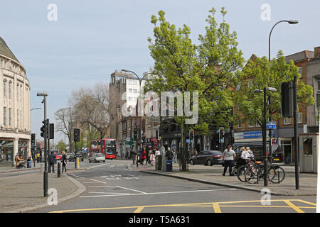 Busspur in der Mitte von Catford, London, UK. Zeigt Geschäfte, Ampeln und Fußgänger. Stockfoto