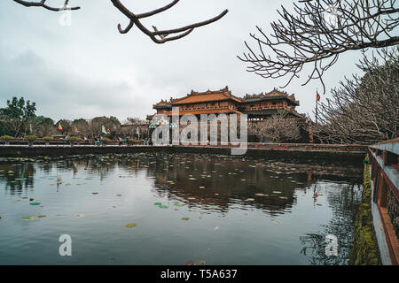 Scenic Seitenansicht der Meridian Tor und einem Wassergraben umgeben die Kaiserstadt mit dem Lila Verbotene Stadt innerhalb der Zitadelle in Hue, Vietnam. Farbton Stockfoto