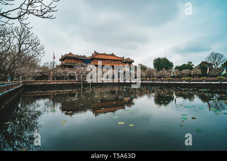 Scenic Seitenansicht der Meridian Tor und einem Wassergraben umgeben die Kaiserstadt mit dem Lila Verbotene Stadt innerhalb der Zitadelle in Hue, Vietnam. Farbton Stockfoto