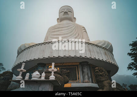 Buddha Statue im Nebel bei SunWorld Safaris Ba Na Hügel, Danang, Vietnam Stockfoto