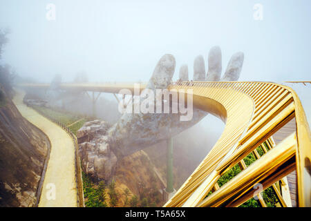 Danang, Vietnam. Ansicht im Nebel der Goldenen Brücke auf Ba Na Hügeln in Da Nang an regnerischen Tag. Stockfoto