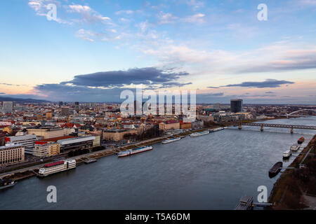Bratislava, Slowakei: Antenne Panorama auf die Donau und die Altstadt bei Sonnenuntergang über den Fluss Stockfoto