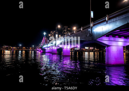 Han River Bridge und die thuan Phuoc Bridge bei Nacht Extravaganz auf dem Fluss Han. Nachtansicht von Danang. Vietnam Stockfoto