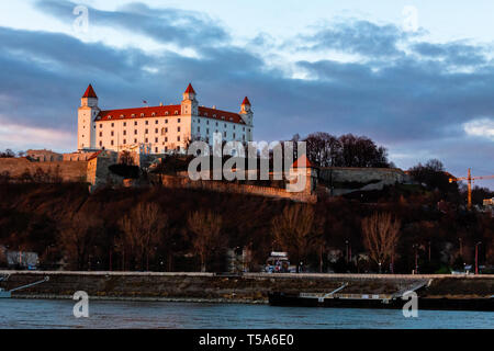 Bratislava, Slowakei: Luftaufnahme der Burg von Bratislava über der Altstadt bei Sonnenuntergang stehend Stockfoto