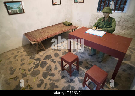 Insel Cat Ba, Lan Ha Bucht, Vietnam 09.01.2018: Cannon Fort. Gedenkzimmer historischer Ereignisse gun Beiträge Weltkrieg II, Französisch während der Indochina Krieg Stockfoto