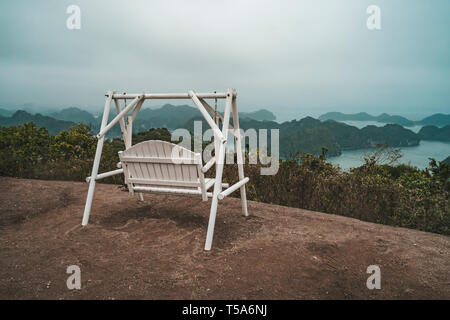 Holz- Schwingen hängen von einem Baum am Strand am Morgen, Cat Ba Island, Vietnam, Halong, Stockfoto