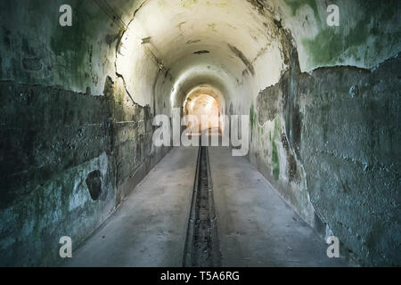 Stein Tunnel der alten Festung auf Cat Ba Insel im Norden von Vietnam. Cat Ba ist eine bekannte Archipel mit einem Feuerwerk an Meer und Insel Szen Stockfoto