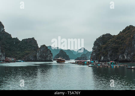 Schwimmende Fischerdorf in Halong Bay, Absteigend Dragon Bay, an den Golf von Tonkin auf das Südchinesische Meer, Vietnam. Landschaft geformt durch Karst Türme Stockfoto